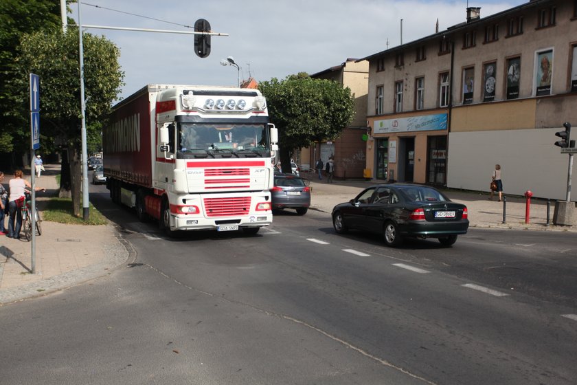 Ciężarówka jadąca jedną z gdańskich ulic