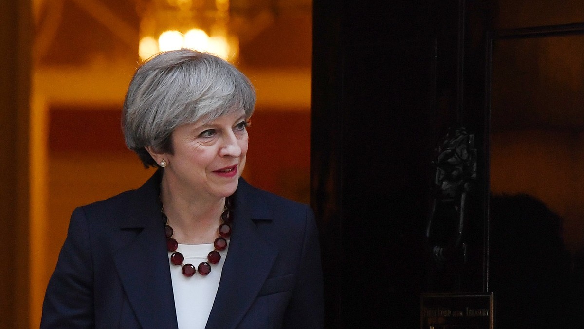 Brytyjska premier Theresa May spotkała się wczoraj późnym wieczorem z szefem Komisji Europejskiej Jean-Claude'em Junckerem i głównym unijnym negocjatorem ds. planowanego wyjścia Wielkiej Brytanii z Unii Europejskiej Michelem Barnierem.