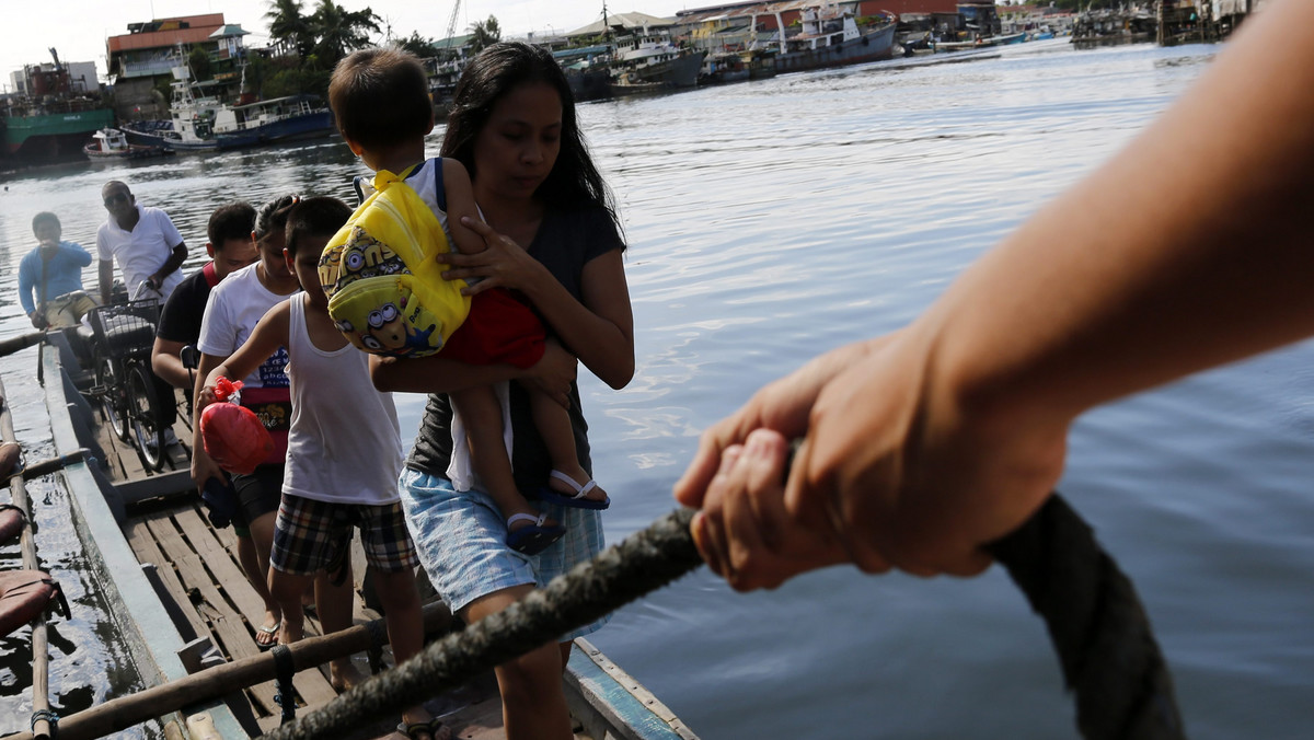 Tysiące mieszkańców wschodnich Filipin zostało ewakuowanych przed atakiem tajfunu Melor. Żywioł powoduje lokalne powodzie i lawiny błotne. Fale na morzu osiągają wysokość 4 metrów.