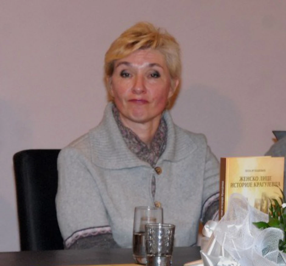 Lela je smenjena, jedina nije dobila 20.000 za osmi mart, udarali su je na pijaci i sve to zato što je rektor ljubomoran jer on ne može da postane član SANU, čiji je ona sekretar