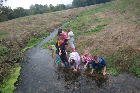 (FOTO) Šetaju po kiši, valjaju se po snegu, skaču po blatu! Maca je NAJBOLJA VASPITAČICA u Srbiji, od seoskog vrtića  napravila je senzaciju: "Ovo je moj život!"