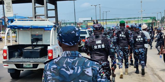 Police officers occupy Lekki toll gate on 1-year anniversary of #EndSARS  protests | Pulse Nigeria