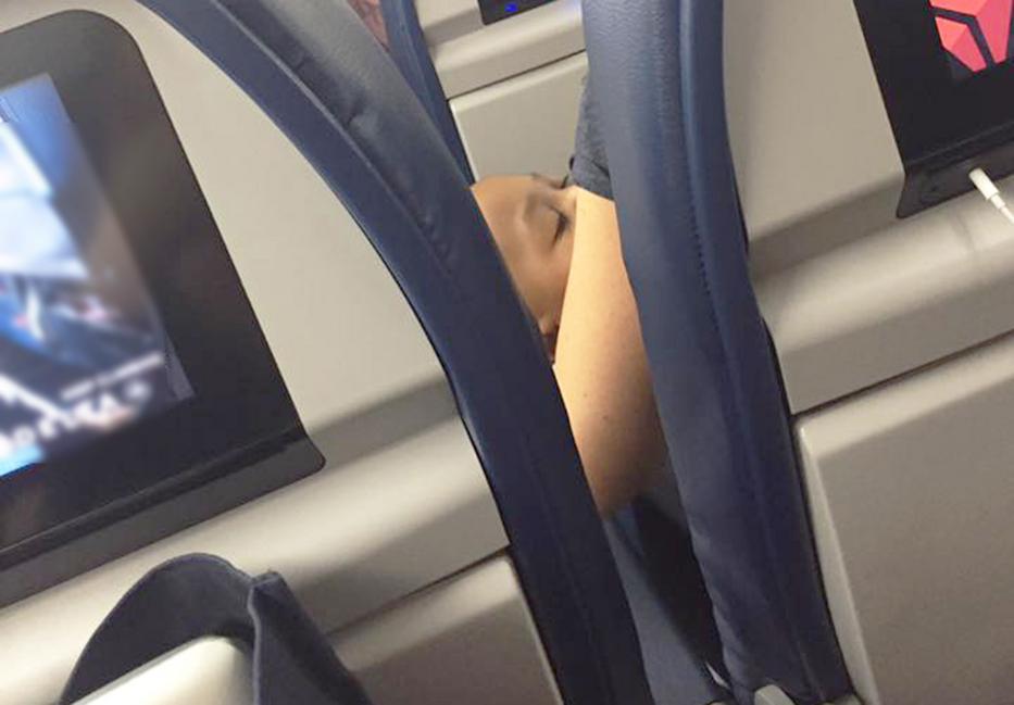 A stewardess azt mondja, hogy az anya nem repülhet két pici babával, le kell szállnia a repülőgépről...