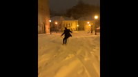 Akkora a hó Kijev belvárosában, hogy snowboarddal csúsznak át a városon a helyi fiatalok
