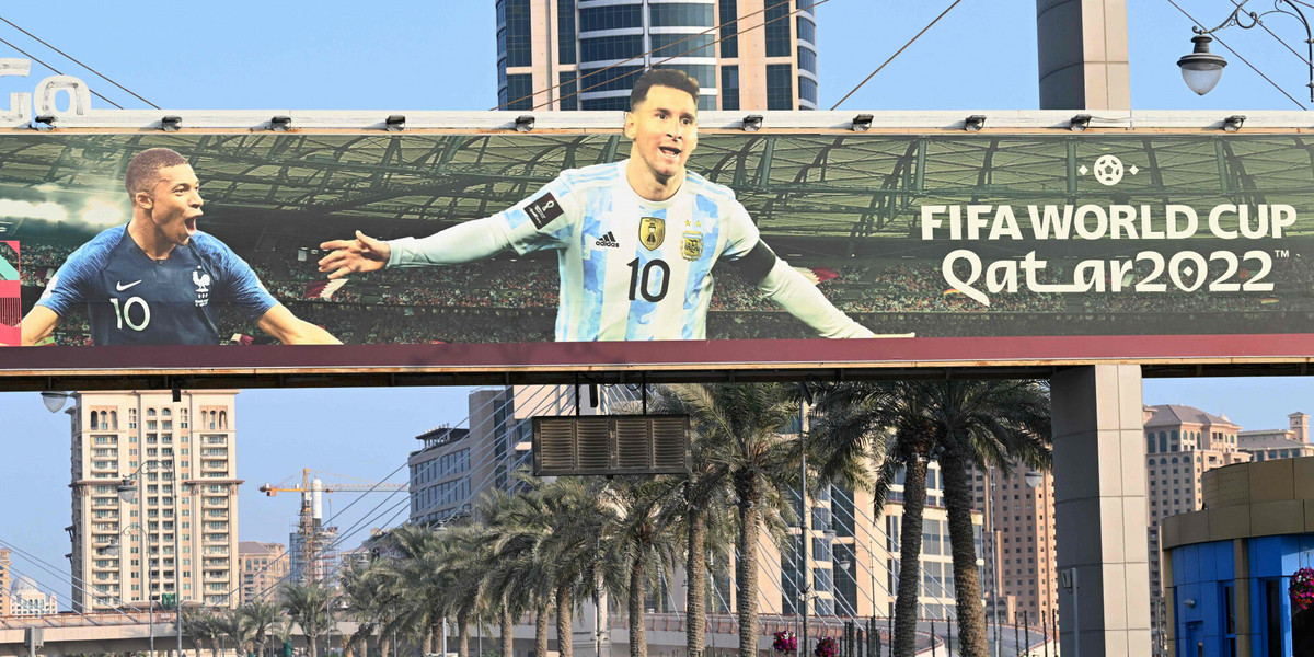 Billboard na ulicach Kataru reklamujący Mistrzostwa Świata w piłce nożnej