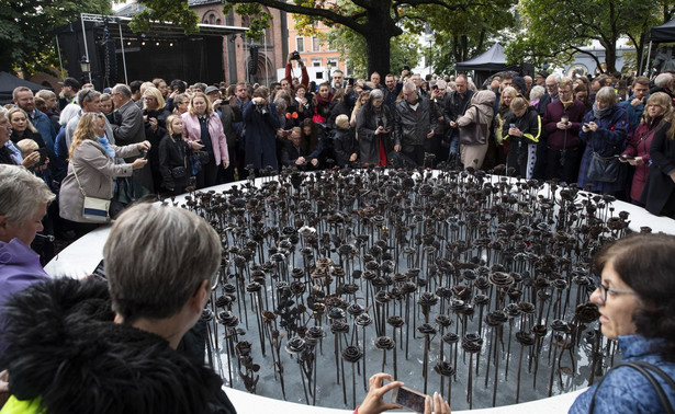 Żelazne Róże w Oslo. Odsłonięto niezwykły pomnik ku czci ofiar Breivika