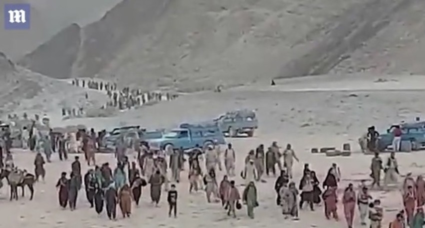Avganistanske izbeglice prelaze pustinju