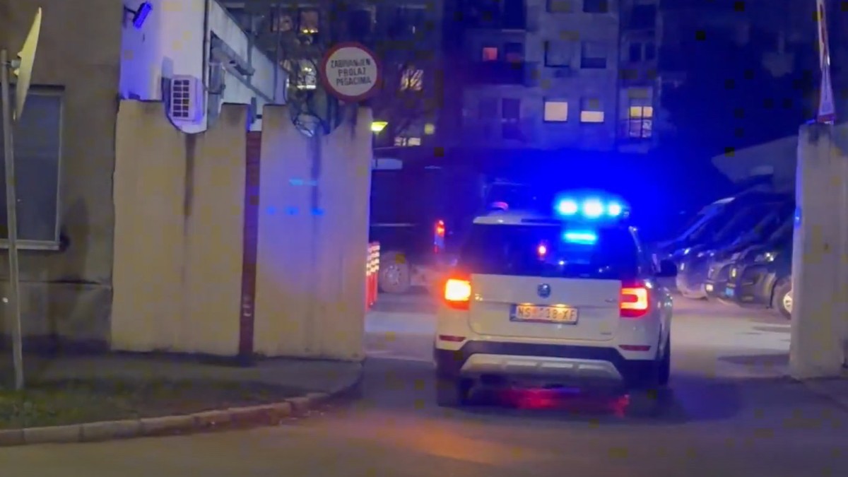 Osumnjičeni za pljačku i pucnjavu na policiju priveden u stanicu