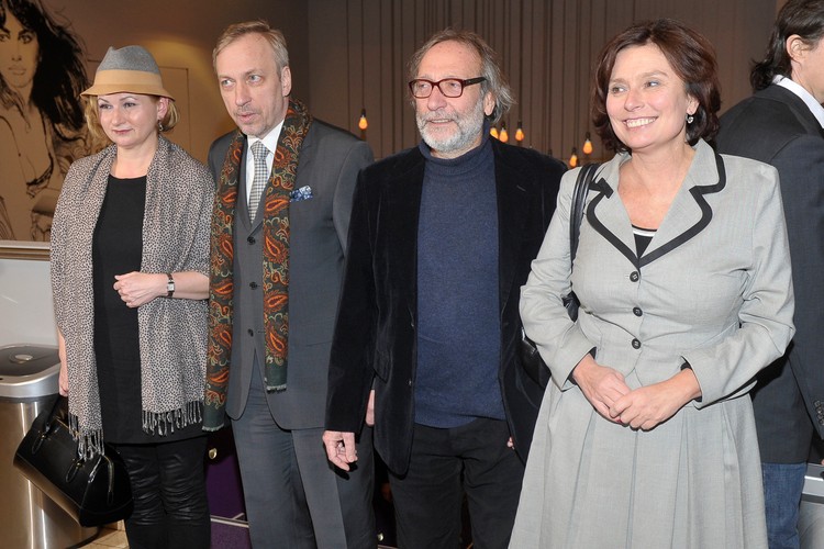 Minister kultury Bogdan Zdrojewski z żoną Barbarą i Jan Kidawa-Błoński z żoną Małgorzatą Kidawą-Błońską na premierze 'Pokłosia'