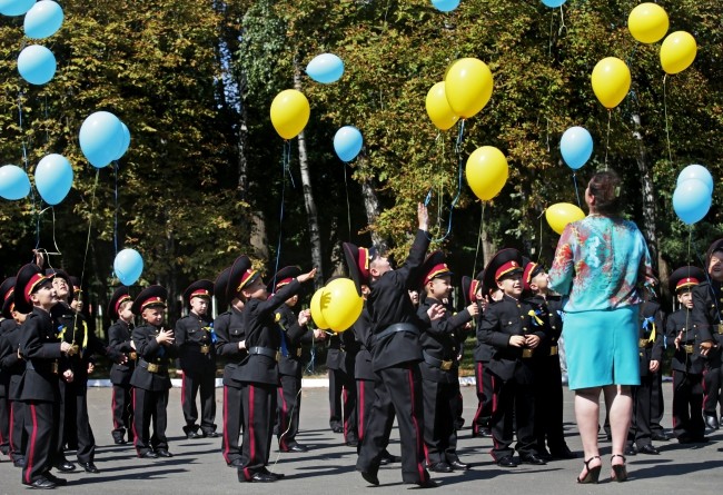 Uczniowie szkoły kadetów wypuszczają balony z okazji rozpoczęcia roku szkolnego na Ukrainie.