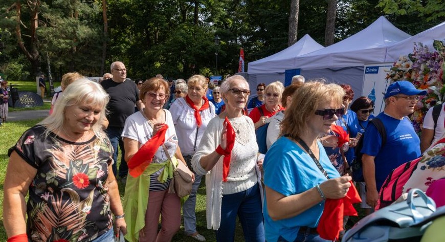 Seniorzy w Krakowie mogą zapisać się m.in. na zajęcia rekreacyjne, gimnastyczne, artystyczne, językowe, informatyczne, wykłady, warsztaty i seminaria z zakresu wiedzy obywatelskiej, wydarzenia edukacyjne, kulturalne oraz promujące zdrowy tryb życia i profilaktykę.