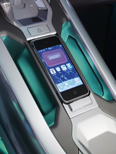 W kokpicie jarzą się dotykowe ekrany. Samochód może także współpracować z iPhponem i iPodem