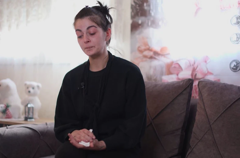 Majka poginulih devojčica na Železničkoj stanici Novi Sad