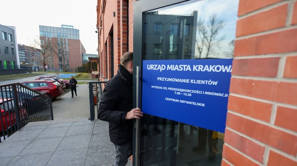 Od 11 kwietnia Urząd Miasta Krakowa przywraca popołudniową obsługę mieszkańców. Magistrat będzie przyjmował mieszkańców w godzinach od 7.40 do 18.00. Punkty Obsługi Mieszkańców w galeriach handlowych będą otwarte od poniedziałku do soboty w godz. 10.00–18.00.