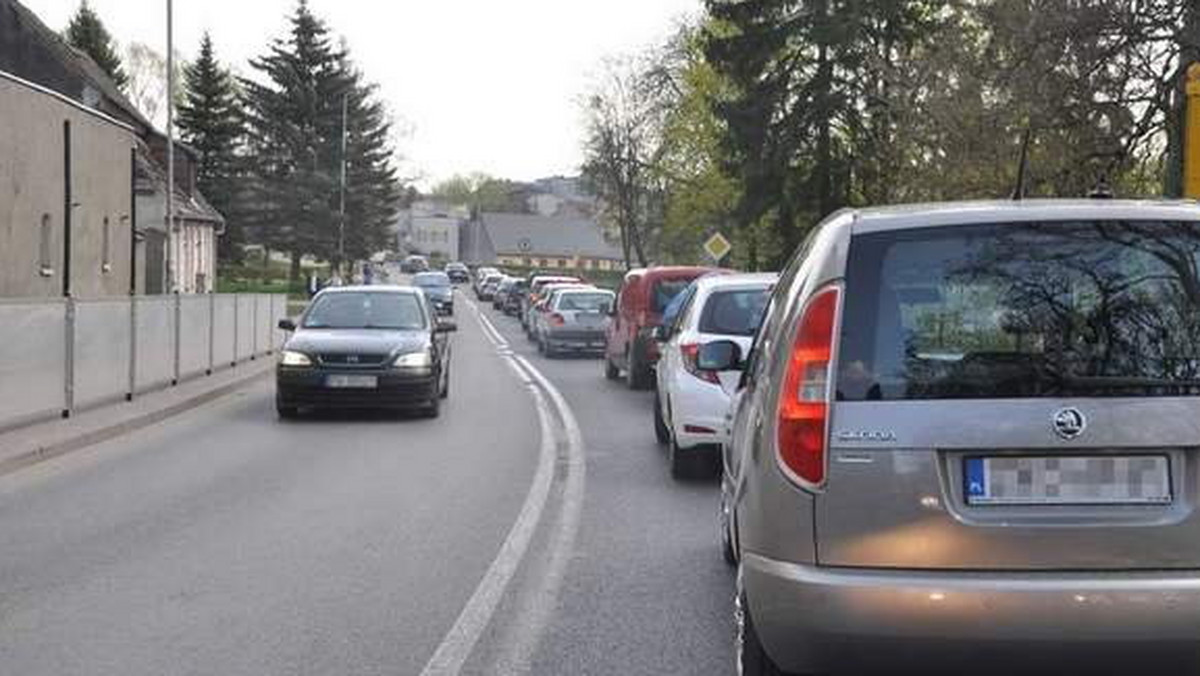 Korki rosną, terminy gonią i maleją szanse, że budowa rond w centrum Bobolic zakończy się przed sezonem wakacyjnym.