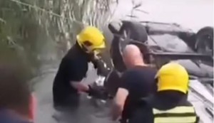 Akcija izvlačenja tela iz automobila na jezeru kod Bečmena
