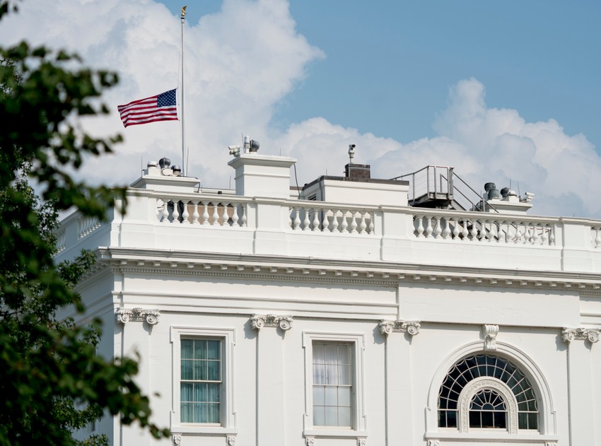 Američka zastava na Beloj kući na pola koplja (arhiva)
