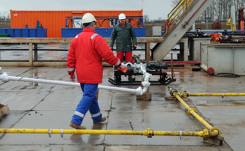 'Odkryte zasoby złoża zaazotowanego gazu ziemnego szacuje się na 0,5 do 1 mld m3, a prawdopodobny roczny przypływ to ok. 25 mln m3. Dokładniejsze dane na temat zasobów oraz wydajności z otworu Dargosław-1 będą znane po zakończeniu wszystkich badań i analiz. Informacje uzyskane przy okazji wiercenia otworu pozwalają mieć nadzieję na występowanie także złóż ropy naftowej w tym rejonie' - czytamy w komunikacie.<br><br>fot. (mb/mr) PAP/Marcin Bielecki