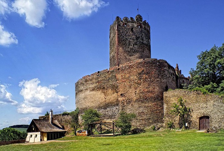 <strong>Zamek w Bolkowie</strong>
<br></br>
Zgodnie z legendą wartownia na górze zamkowej stała już w IX w. Jednak nie ma na to żadnych dowodów. W 807 r. miał zostać wzniesiony przez pogańskiego księcia Bolecka. Prawdopodobnie pierwsza została wybudowana kamienna wieża usytuowana w najwyższym punkcie wzgórza, otoczona drewnianą zabudową, jednak nie ma na to dowodów w postaci pisanej. Pierwsza wzmianka o zamku pochodzi sprzed ponad 700 lat.
<br></br>
Najbardziej charakterystycznym elementem zamku jest wieża z dziobem, została wzniesiona na skale zieleńcowej. W dolnej części wieży znajduje się dawny loch głodowy. W renesansowej części zamku (Dom Niewiast) mieści się muzeum.
<br></br>
Zamek był planem zdjęciowym dla wielu produkcji filmowych, m.in. w 2001 kręcono tu 