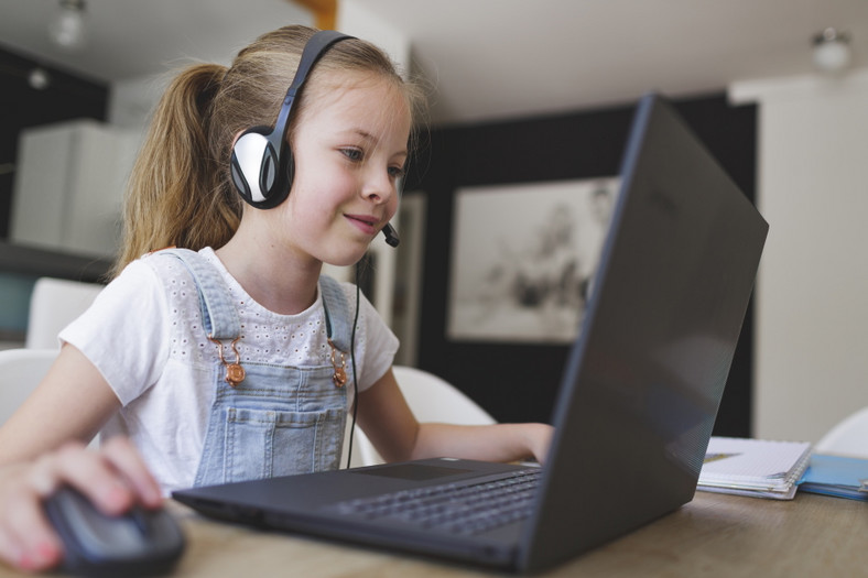  Wysoka jakość edukacji zdalnej sprawiła, że obecnie szkoły STO cieszą się jeszcze większą popularnością