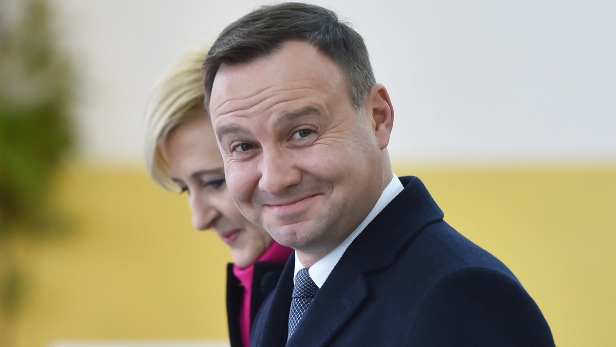 Będę działał zgodnie z zapisami konstytucji i ustaw, a także obyczajami parlamentarnymi - zapewnił w dzisiaj w Krakowie prezydent Andrzej Duda. W ten sposób skomentował sondażowe wyniki, zgodnie z którymi w wyborach parlamentarnych zwyciężyło PiS.