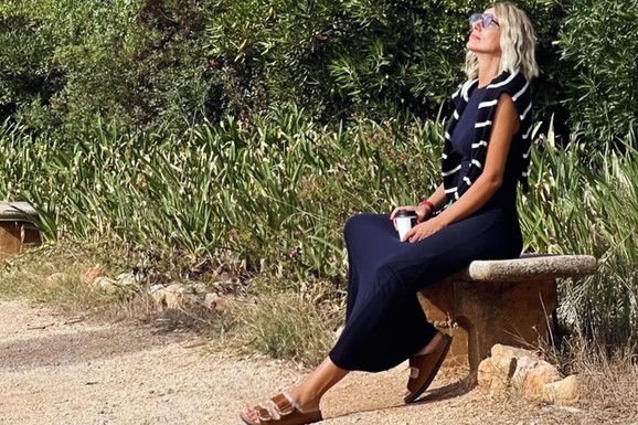 ZBOG TRAUME U GRADSKI PREVOZ NIJE UŠLA 32 GODINE Poznata pevačica sada otišla iz Srbije i pokazala kako uživa na egzotičnom ostrvu (Foto)