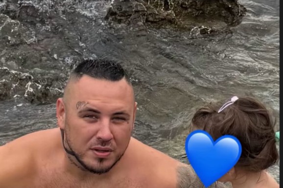 FILIP CAR PODELIO NEODOLJIVU SLIKU SA ĆERKICOM Mala Leona kod tate na letovanju: Svi gledaju koliko je porasla