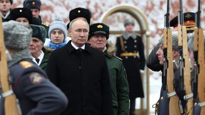 Władimir Putin podczas warty honorowej z okazji Dnia Obrońcy Ojczyzny. Moskwa, 23 lutego 2024 r.