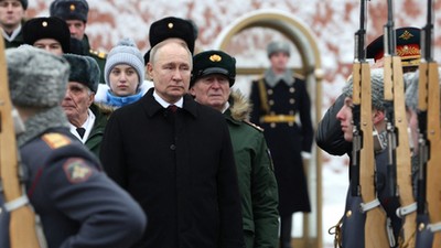 Władimir Putin podczas warty honorowej z okazji Dnia Obrońcy Ojczyzny. Moskwa, 23 lutego 2024 r.