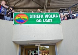 Władze Warszawy reagują na transparent "Strefa Wolna od LGBT" wywieszony przez kibiców
