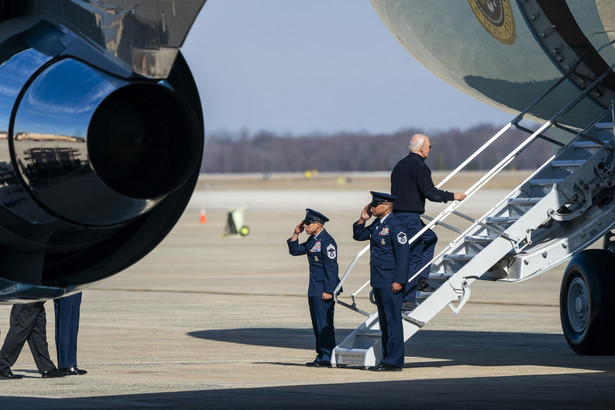 Joe Biden w drodze na pokład Air Force One