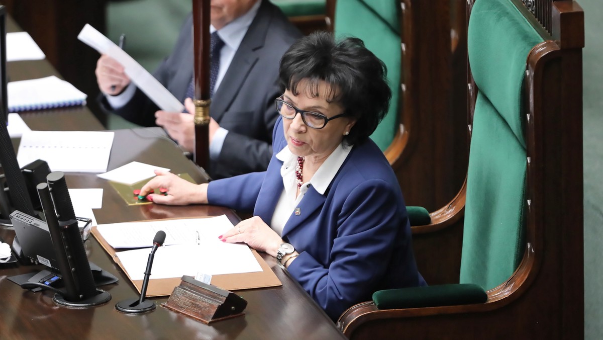 Sejm rozpoczął obrady, ale niemal od razu ogłoszono przerwę. Z powodu awarii sieci komórkowej część posłów nie otrzymała haseł do logowania, by zdalnie wziąć udział w obradach. - Nie wiemy ile to potrwa, staramy się to naprawić - przekazała Elżbieta Witek.