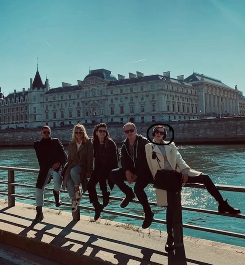 Miloš Timotijević sa ženom (zaokruženo)