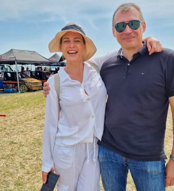Bývalá moderátorka a cukrárka Adriana Kneissl Poláková s manželom.