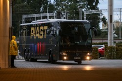 Klubowy autokar zawiózł ludzi na marsz 4 czerwca. Teraz Piast tłumaczy się przed kibicami [WIDEO]