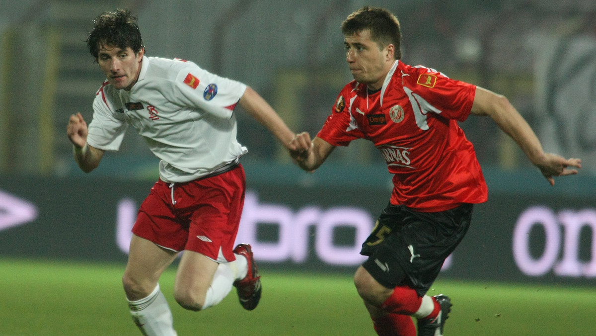 ŁKS Łódź najprawdopodobniej nie zagra w sezonie 2009-10 w Ekstraklasie. Degradacja do I ligi może oznaczać wyprzedaż zespołu, który w poprzednich rozgrywkach zajął siódme miejsce w tabeli. Jako pierwszy może odejść Mladen Kascelan, który ma ofertę z Saturna Ramienskoje - czytamy w futbol.pl.