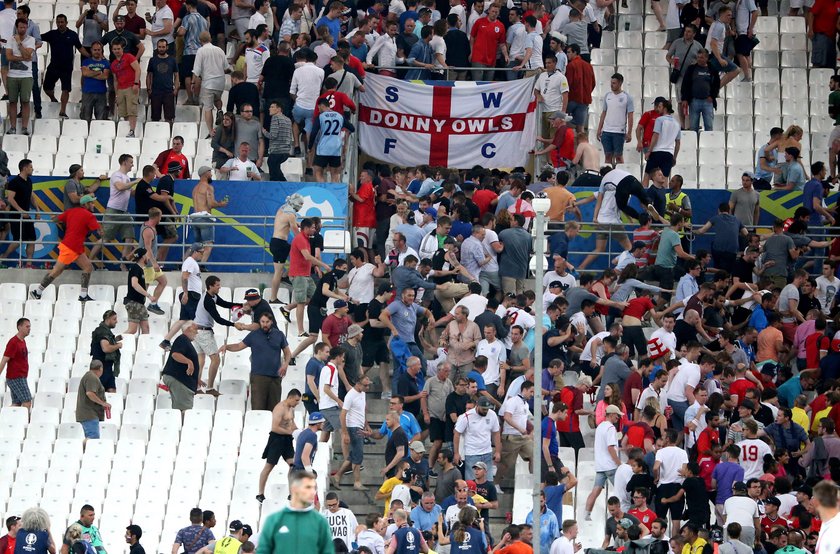 Bitwa rosyjskich i angielskich chuliganów przeniosła się na stadion