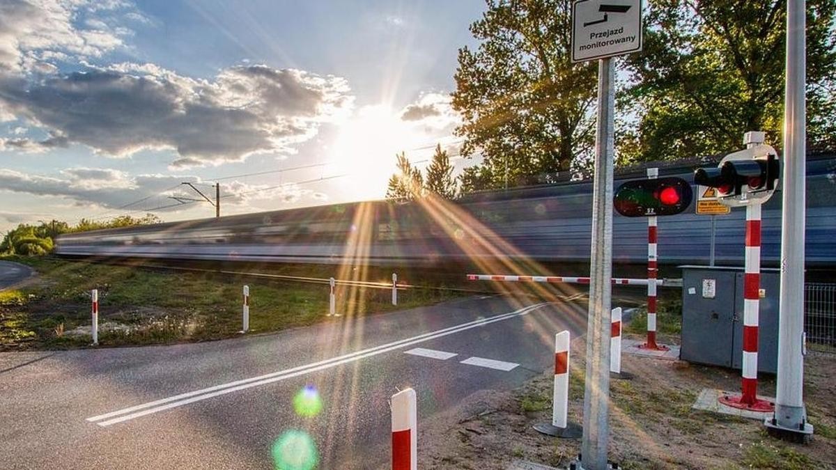 pociąg na przejeździe kolejowym