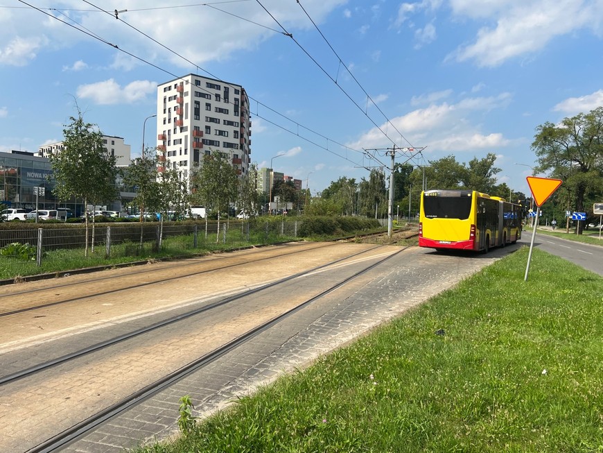 Dziś autobus musi wrócić na jezdnię by pojechać w kierunku centrum. Po zrealizowaniu inwestycji pojedzie dalej wydzielonym pasem
