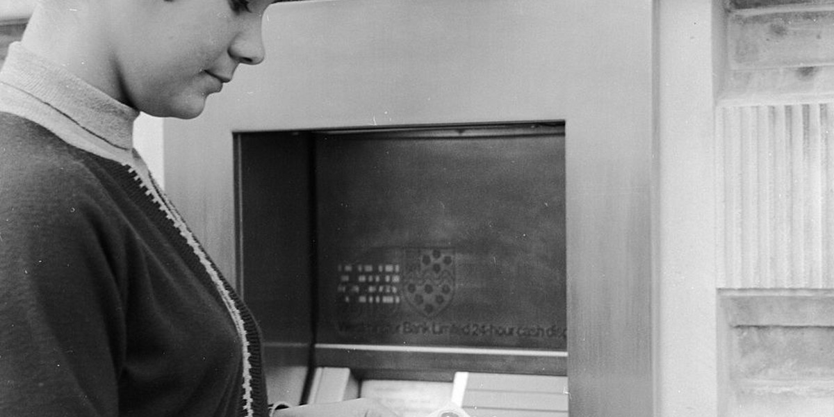 Pierwszy bankomat na świecie uruchomiony w Londynie w 1967 roku