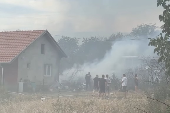 ZBOG JAKOG VETRA VATRA ZAHVATILA I KUĆU Veliki požar u Nišu, vatrogasci se bore sa stihijom (VIDEO)