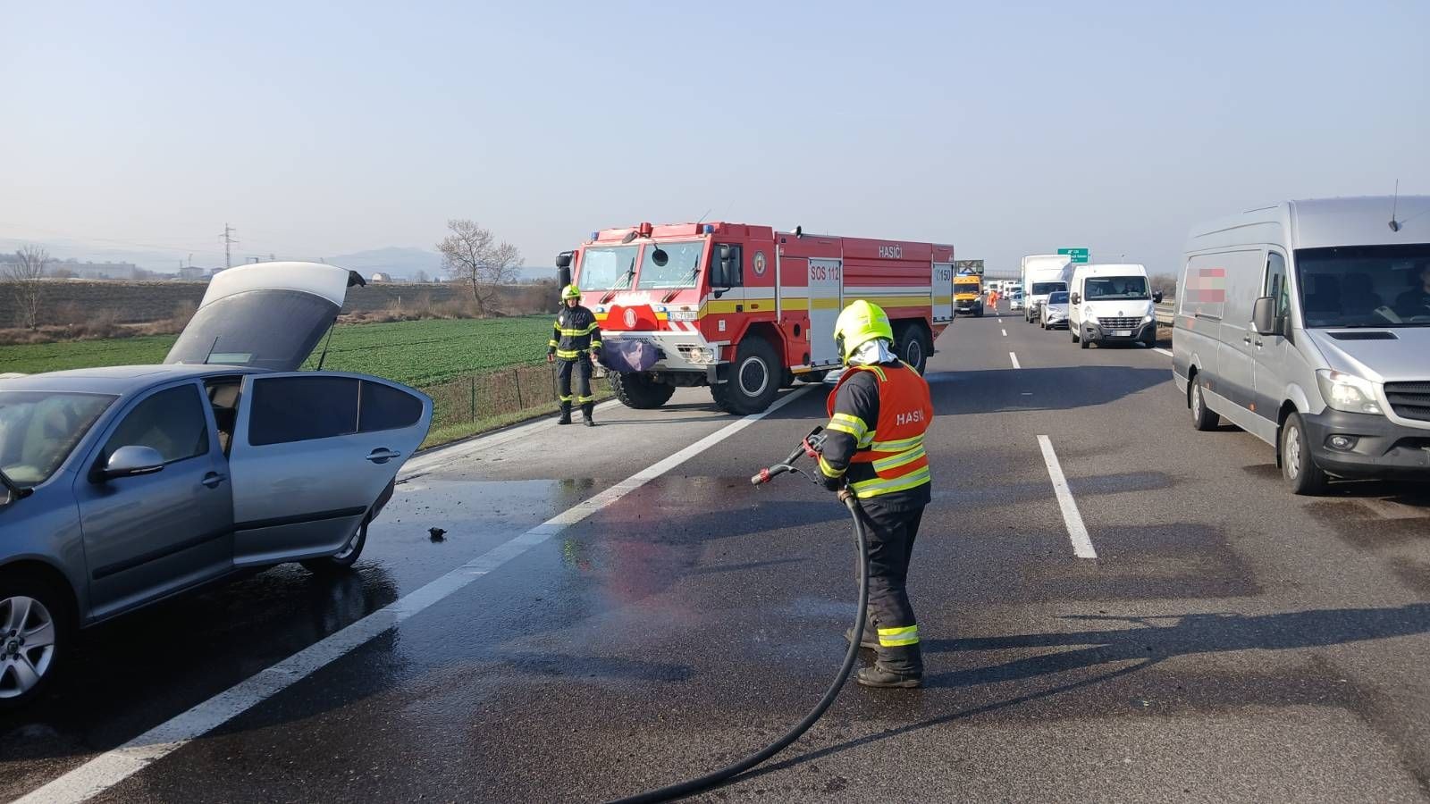 Na diaľnici pri Považskej Bystrici horelo auto. 