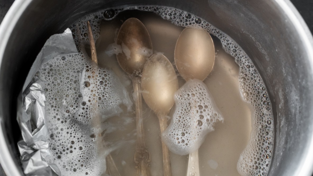 Trik s alobalom a horúcou vodou patrí medzi najúčinnejšie spôsoby, ako vrátiť príboru pôvodný lesk.