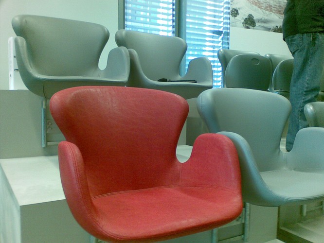 Krzesełka z trybuny dla VIPów