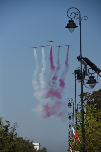 Przelot samolotów TS-11 Iskra z zespołu 'Biało-Czerwone Iskry' nad Warszawą