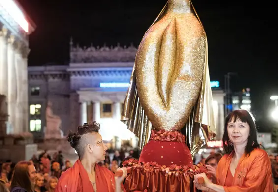 Rzeźba złotego sromu stanęła w polskim teatrze. Ordo Iuris: "Badamy sprawę pod kątem naruszenia uczuć religijnych"