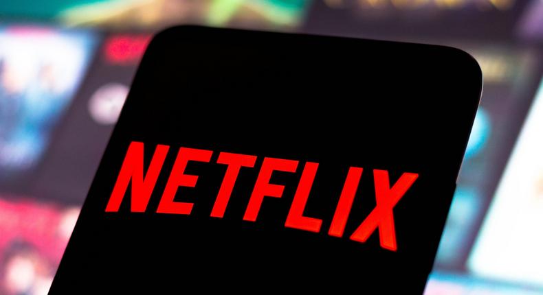 Le logo Netflix s'affiche sur l'écran d'un smartphone.