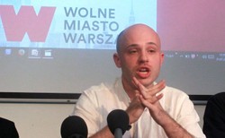 Śpiewak o "taśmach Kaczyńskiego": Partyjny wieżowiec to azjatycki wzorzec, kosmos!