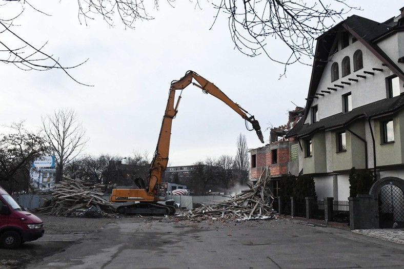 Trwa wyburzanie hotelu "Czarny Kot"