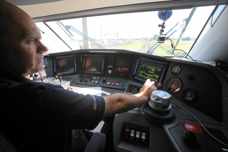 Maszynista w kokpicie pociagu Pendolino - podczas prezentacji na torze doswiadczalnym
